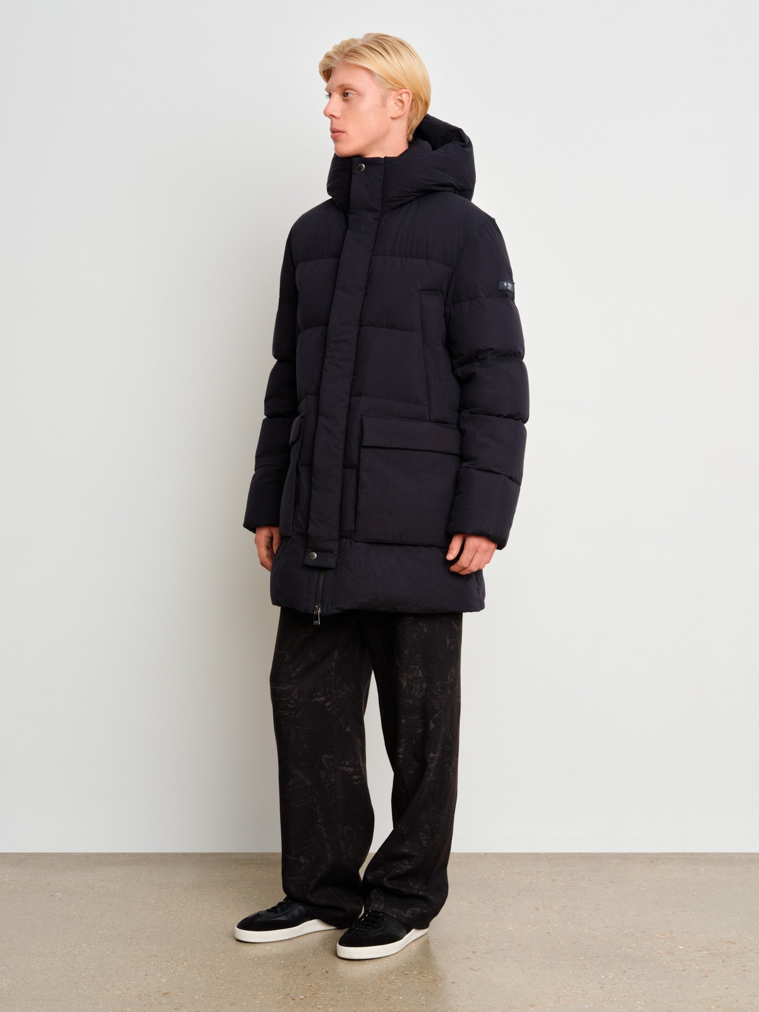 The model is 187 cm tall and is wearing a size 3 in Navy.