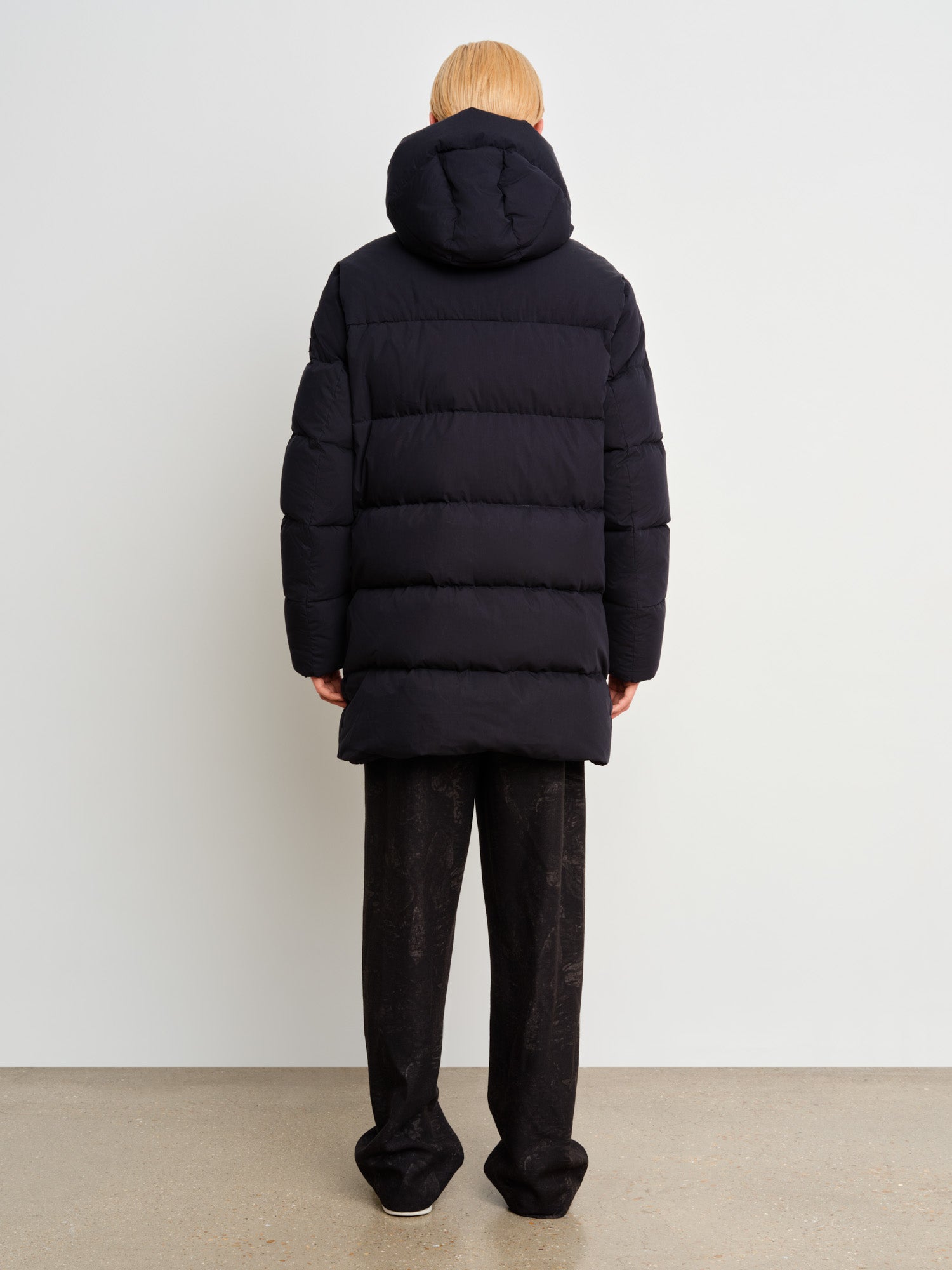 The model is 187 cm tall and is wearing a size 3 in Navy.