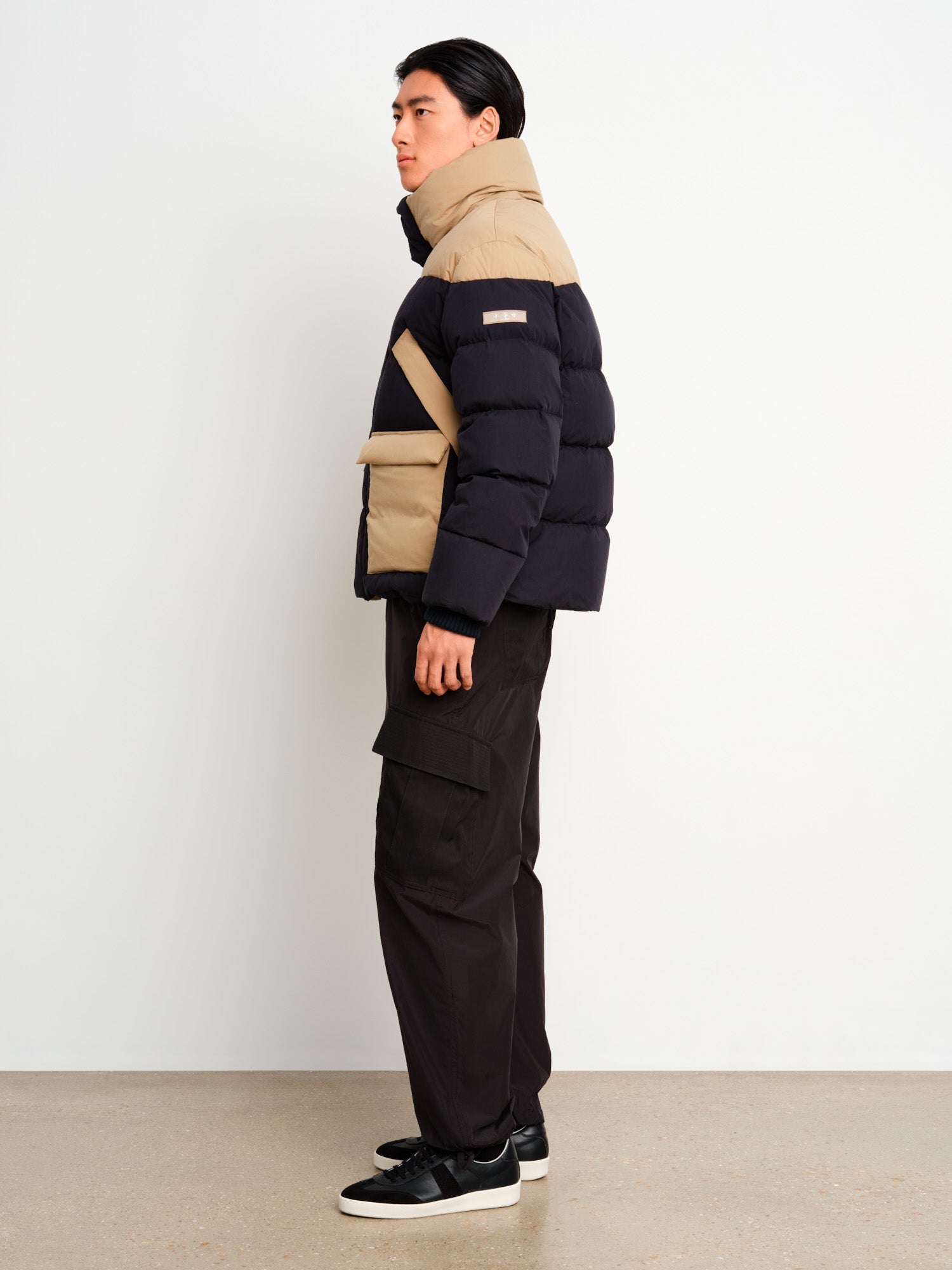 The model is 187 cm tall and is wearing a size 3 in Navy.