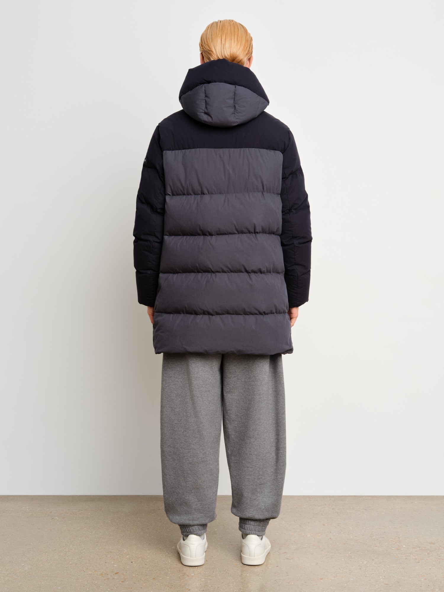 The model is 187 cm tall and is wearing a size 3 in Gray.