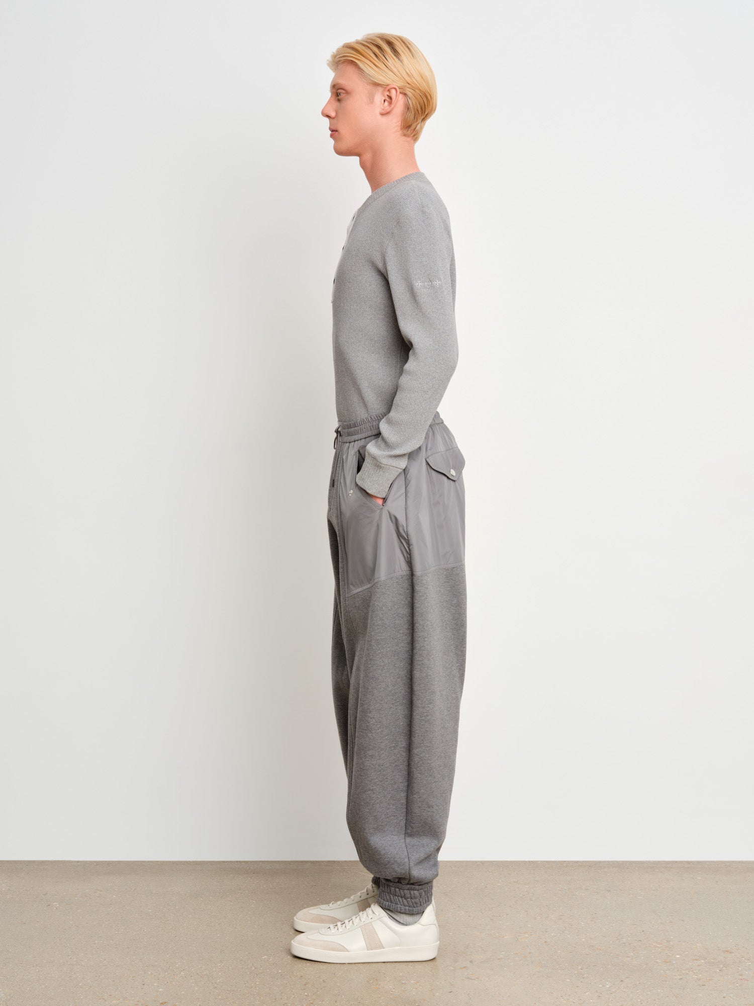 The model is 187 cm tall and is wearing a size 3 in Gray.