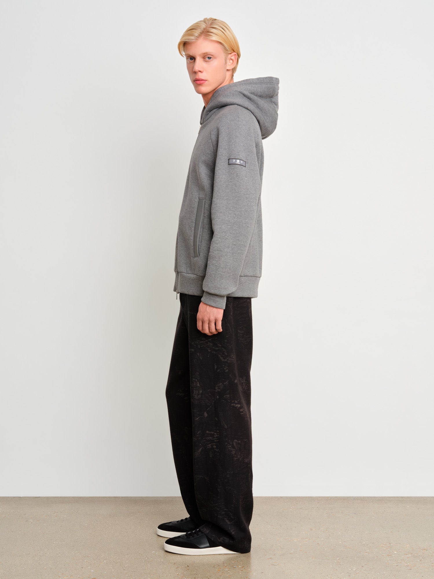 The model is 187 cm tall and is wearing a size 3 in Gray.