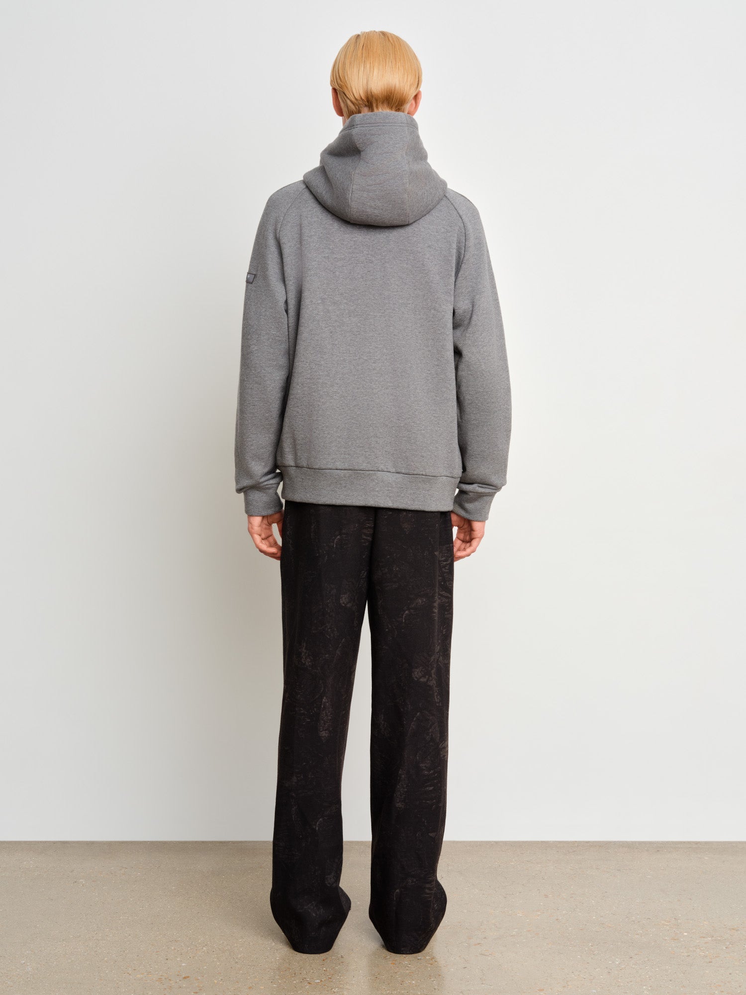 The model is 187 cm tall and is wearing a size 3 in Gray.