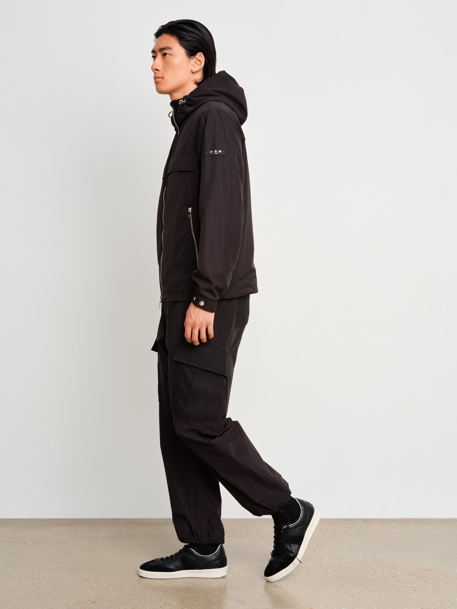 The model is 187 cm tall and is wearing a size 3 in Black.