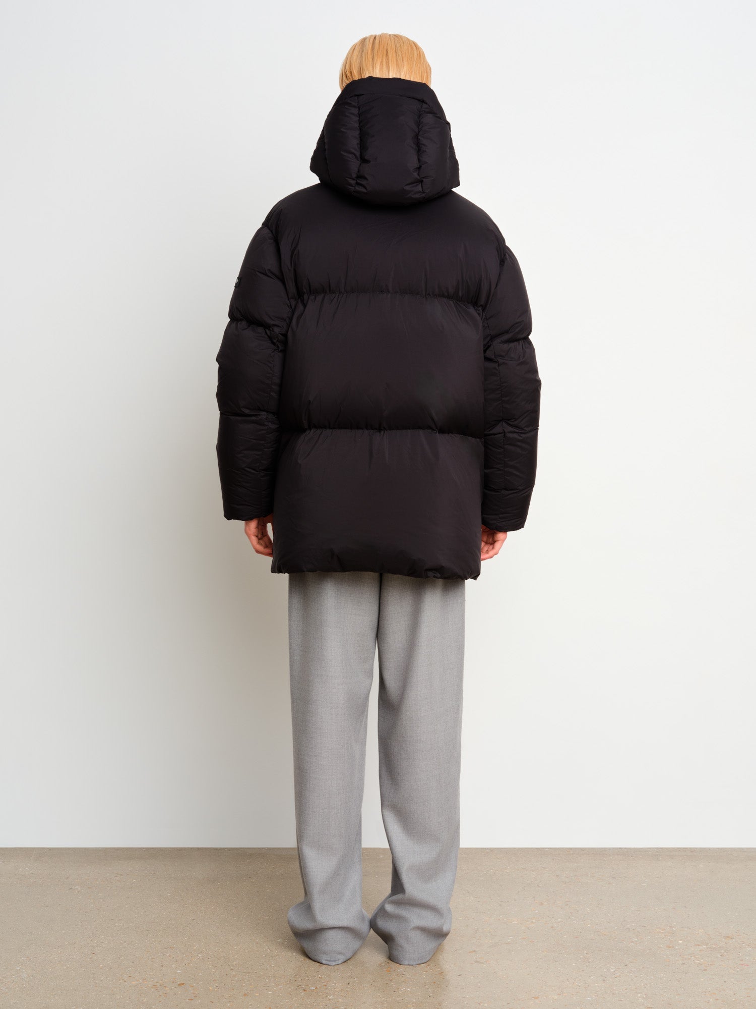 The model is 187 cm tall and is wearing a size 3 in Black.