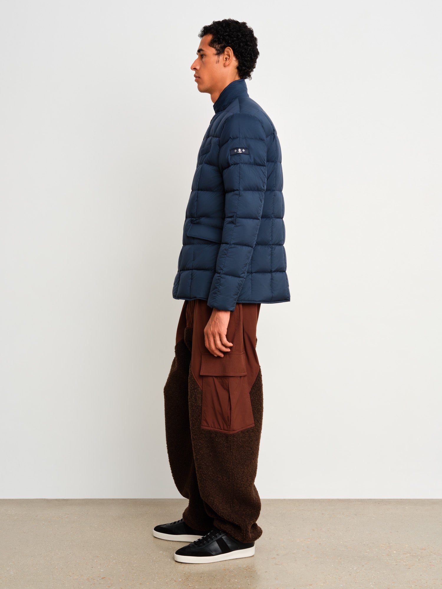 The model is 187 cm tall and is wearing a size 3 in Navy.