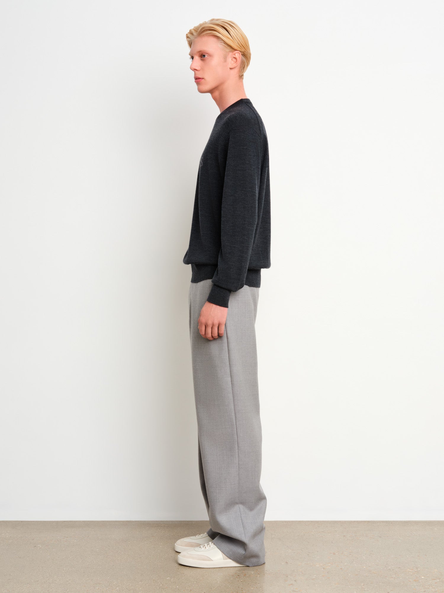 The model is 187 cm tall and is wearing a size 3 in Charcoal Gray.