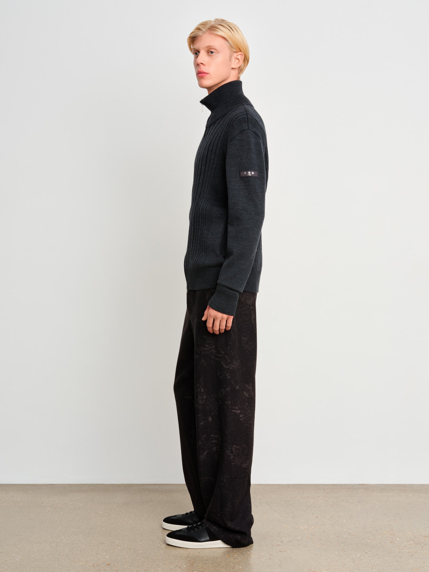 The model is 187 cm tall and is wearing a size 3 in Charcoal Gray.