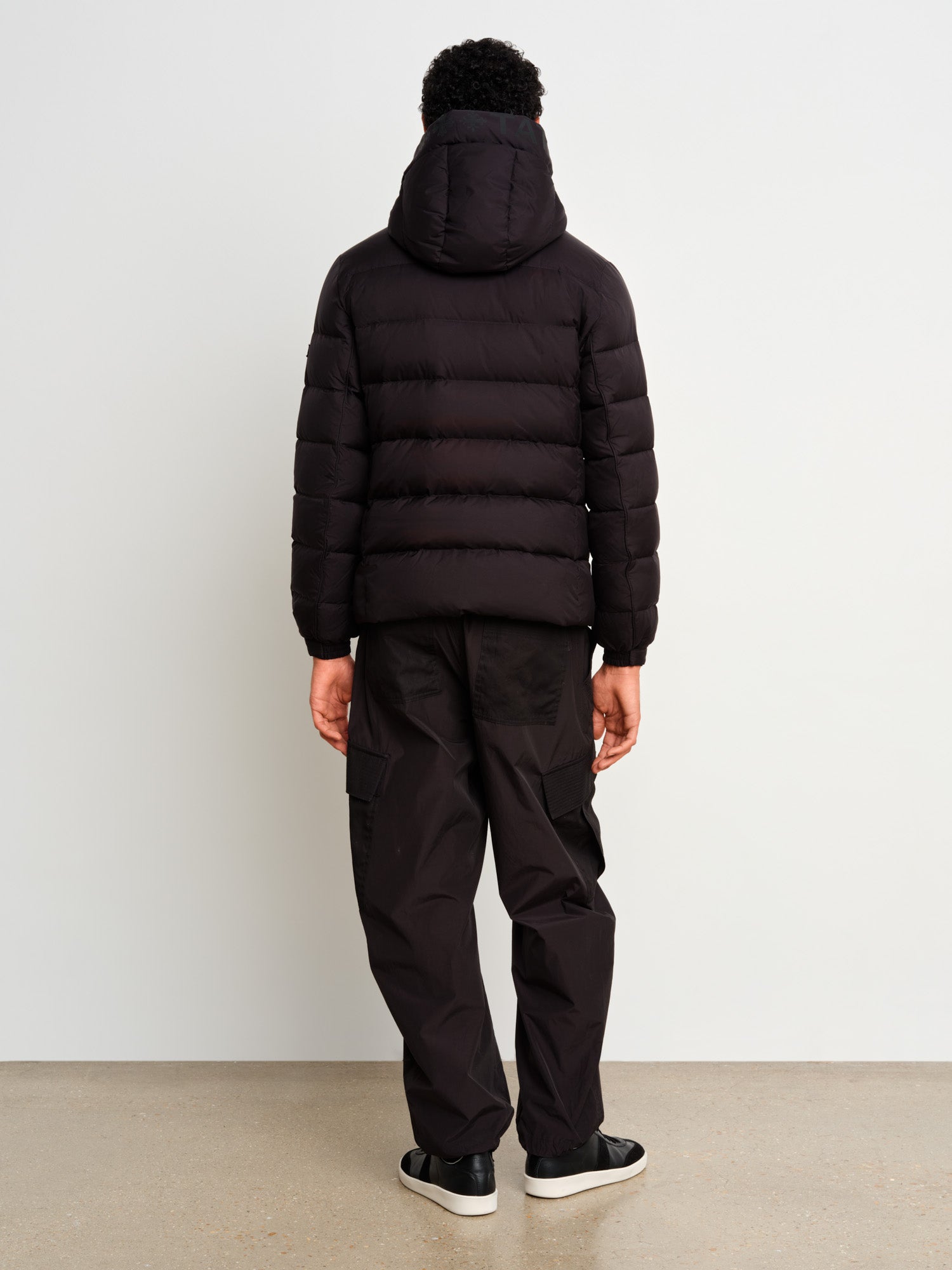 The model is 187 cm tall and is wearing a size 3 in Black.