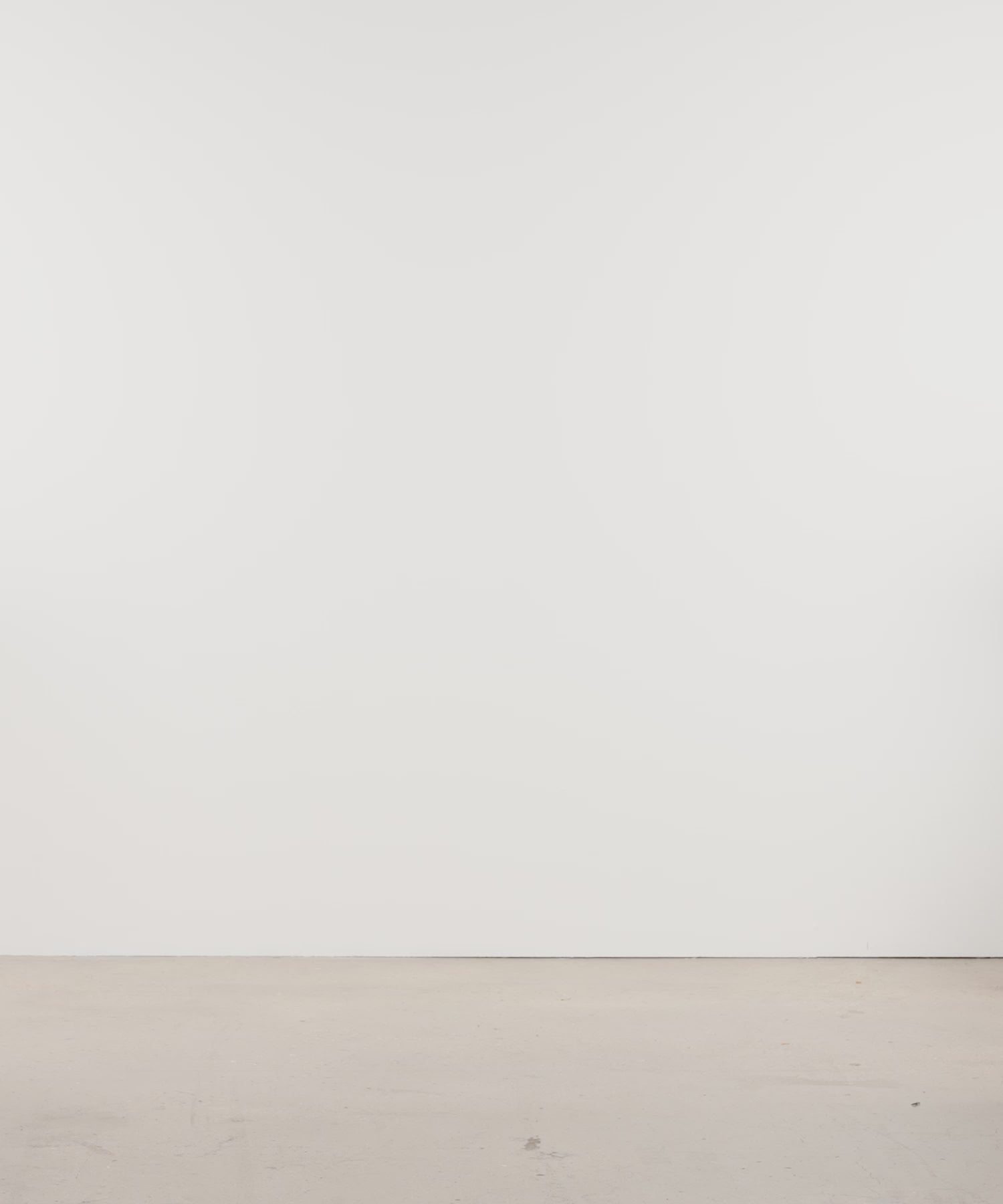 The model is 189 cm tall and is wearing a size 3 in Camel and Khaki.